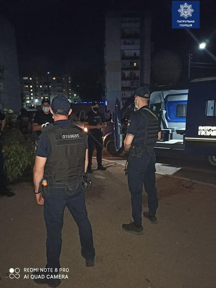 В Рубежном мужчина не хотел впускать мать домой и угрожал подорвать квартиру гранатой. Фото: Патрульная полиция