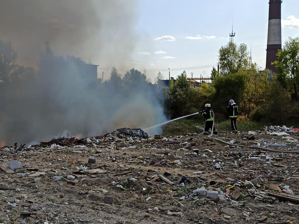 В Дарницком районе Киева спасатели тушат пожар на свалке предприятия. Фото: ГСЧС