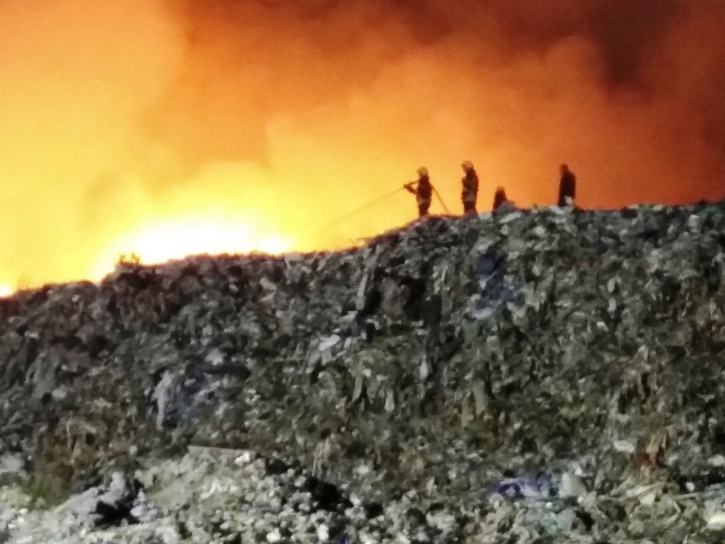 В Житомире на свалке возник масштабный пожар. Фото: ГСЧС