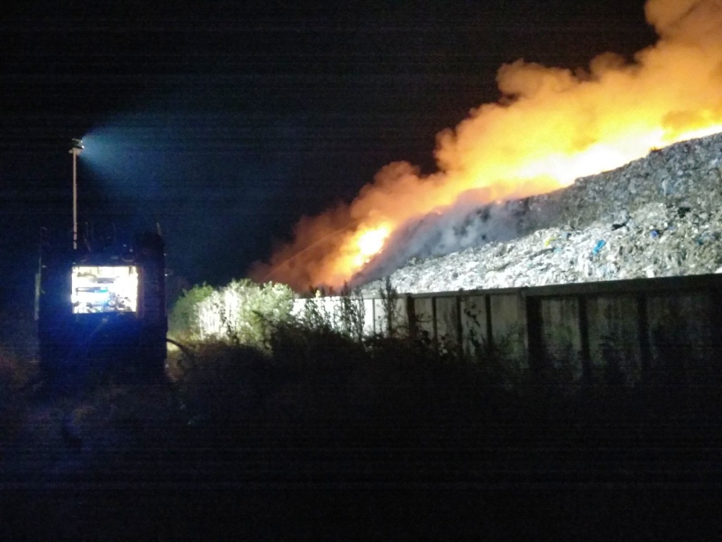 В Житомире на свалке возник масштабный пожар. Фото: ГСЧС в Фейсбук
