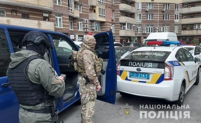 В Киеве спецназ с штурмовал квартиру интернет-мошенника. В ответ он расстрелял полицейского. Фото: Нацполиция