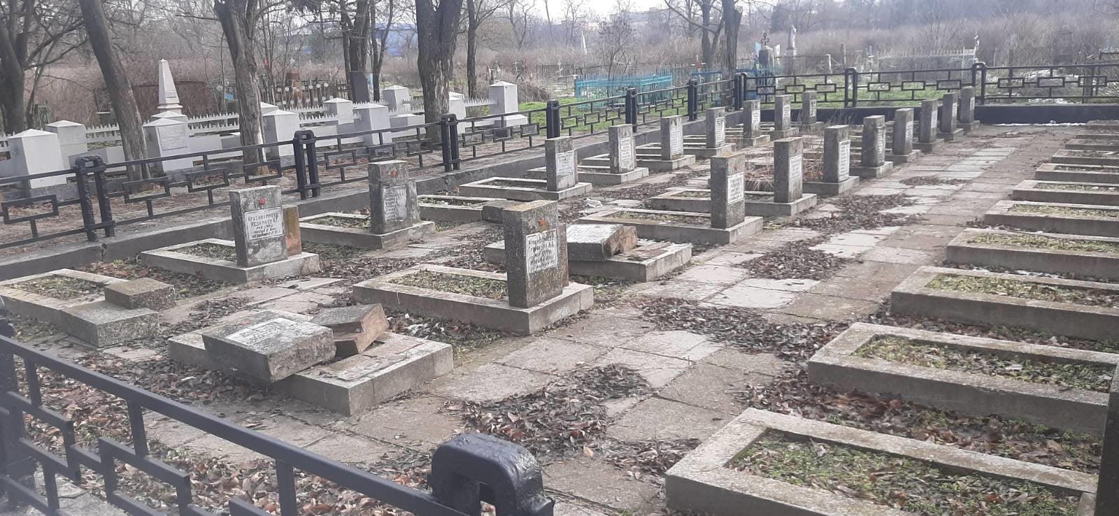 В Херсоне вандалы разбили около 20 памятников братской могилы. Фото: Полиция