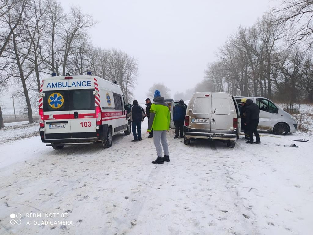 Под Тернополем Opel врезался в микроавтобус. Пострадали семь человек. Фото: Полиция