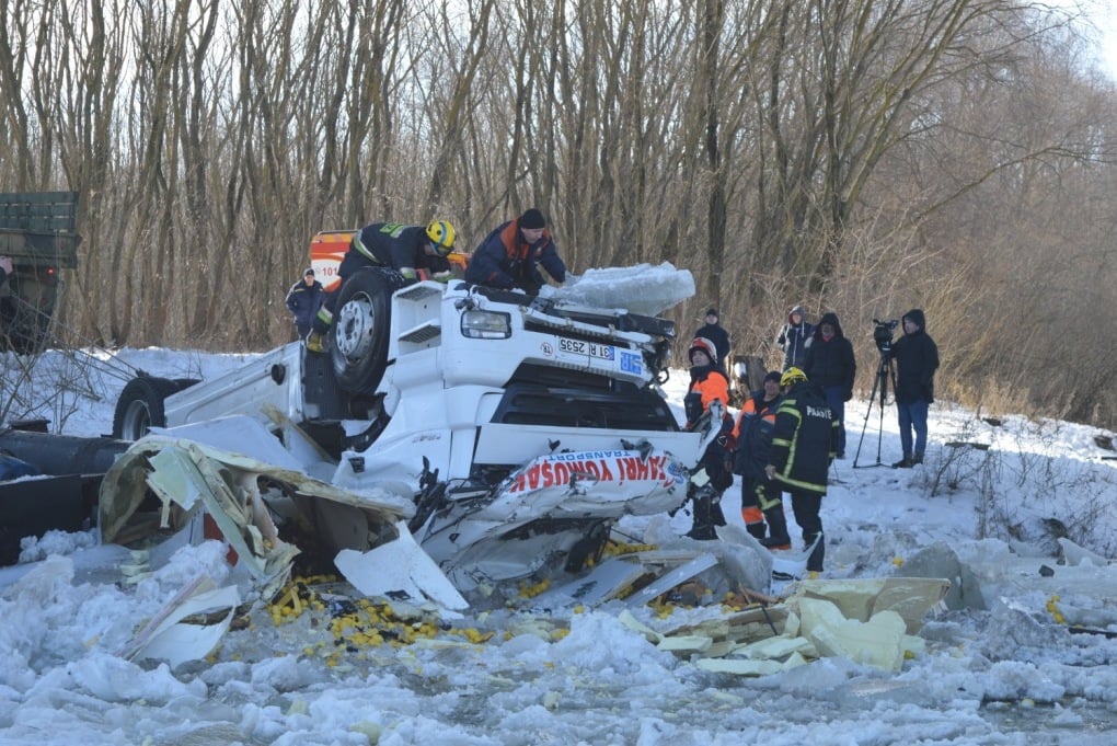 Погибшим водителем, чей грузовик сорвался с моста в реку под Черниговом, оказался турок. Подробности аварии. Фото: ГСЧС