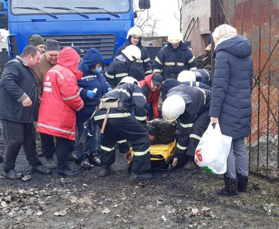 В Николаевской области спасатели освободили человека из-под завалов после взрыва на территории школы. Фото: ГСЧС