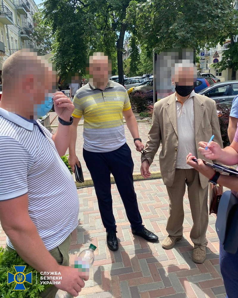 В Киеве чиновник обещал застройщику "порешать" вопросы за $100 тысяч. Фото: СБУ