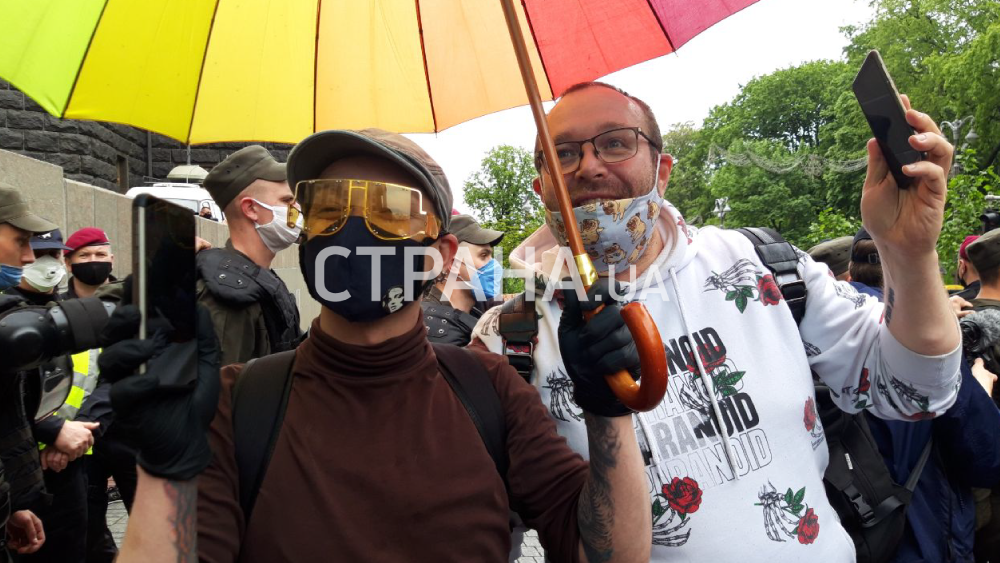 Под Кабмином прошел митинг ЛГБТ-активистов против полицейского насилия. Фото: Страна