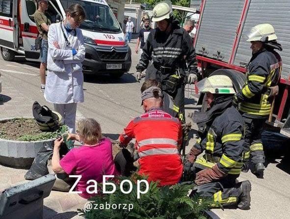 В Запорожье пенсионерка провалилась под плитку и не смогла вылезти из ямы без помощи спасателей. Фото