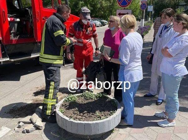 В Запорожье пенсионерка провалилась под плитку и не смогла вылезти из ямы без помощи спасателей. Фото