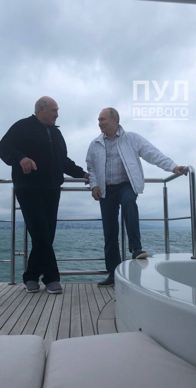 Появилось неформальное фото Путина и Лукашенко со второго дня переговоров в Сочи