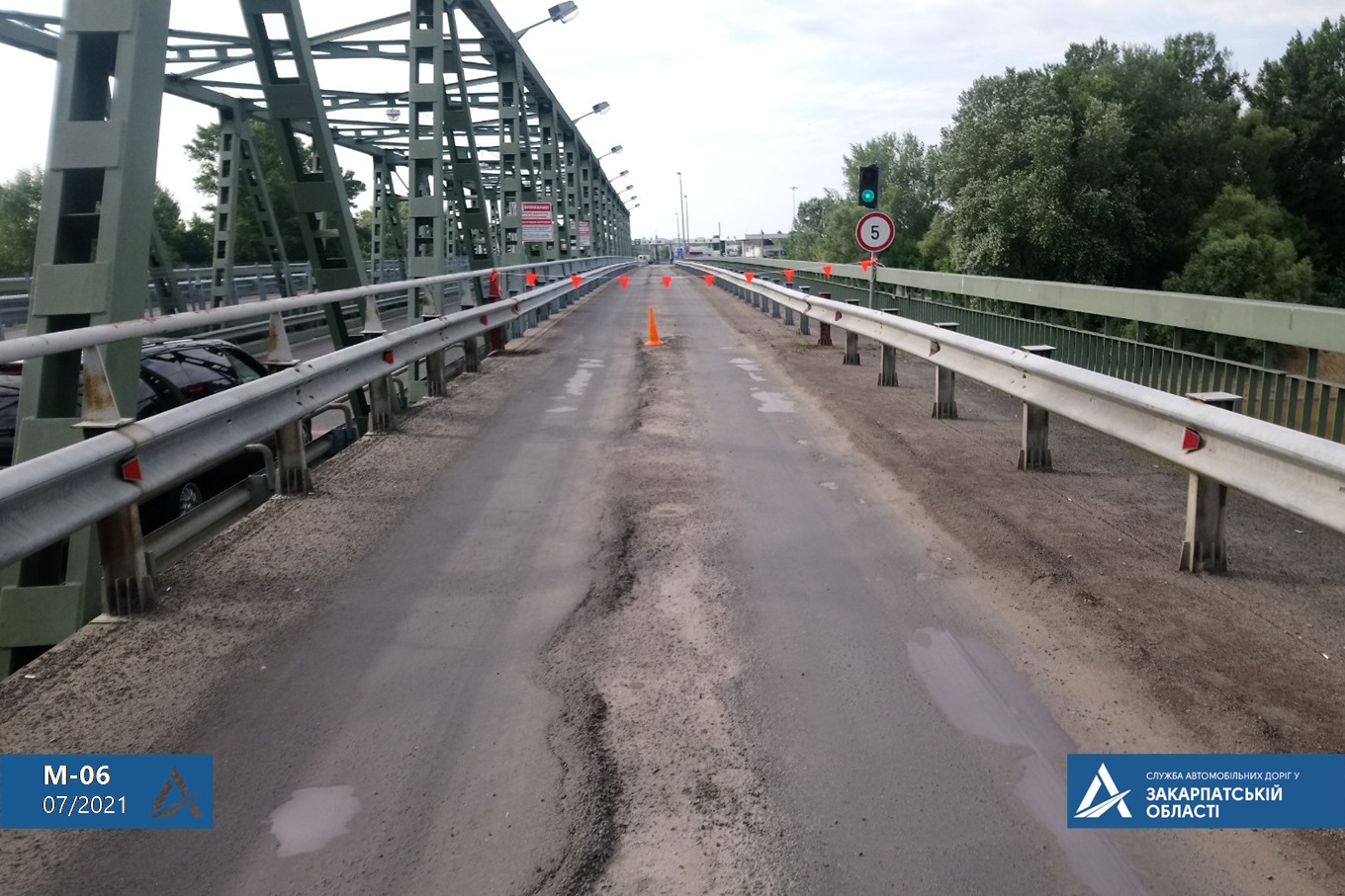 На границе с Венгрией начался ремонт моста через Тису. Движение транспорта осуществляется по одной полосе