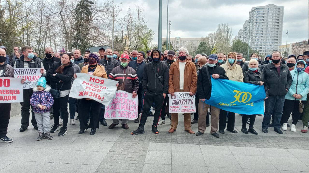 В "красном" Николаеве протестующие против ограничения работы транспорта прорвались в мэрию. Фото: НикВести