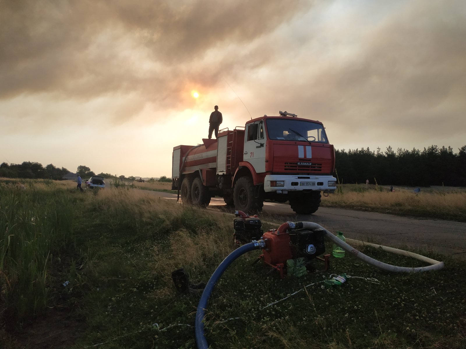 В Луганской области горит 60 гектаров леса, спасатели эвакуируют жителей сел. При пожаре погиб человек. Фото: ГСЧС