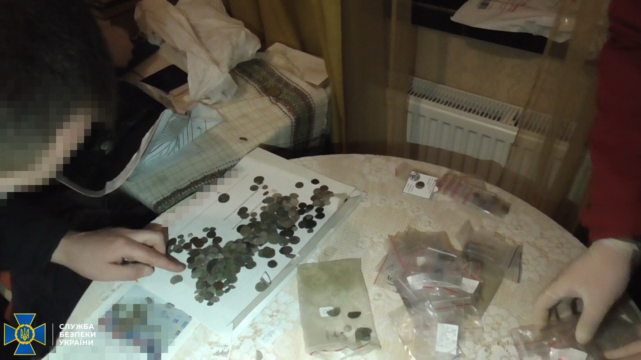 Коллекционер из Хмельницкой области пойман на контрабанде старинных монет за границу. Фото: СБУ