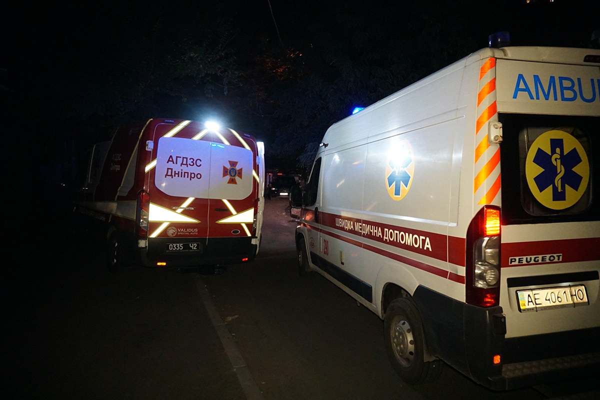 В Днепре ночью из-за пожара в многоэтажке спасатели эвакуировали 23 человека. Фото: ГСЧС в Днепропетровской области
