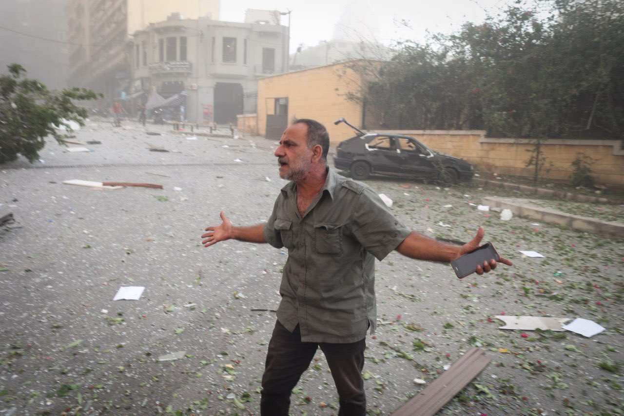 Осколки, тела погибших и пожары. Опубликованы фото и видео жутких последствий взрывов в Бейруте. Фото: Твиттер