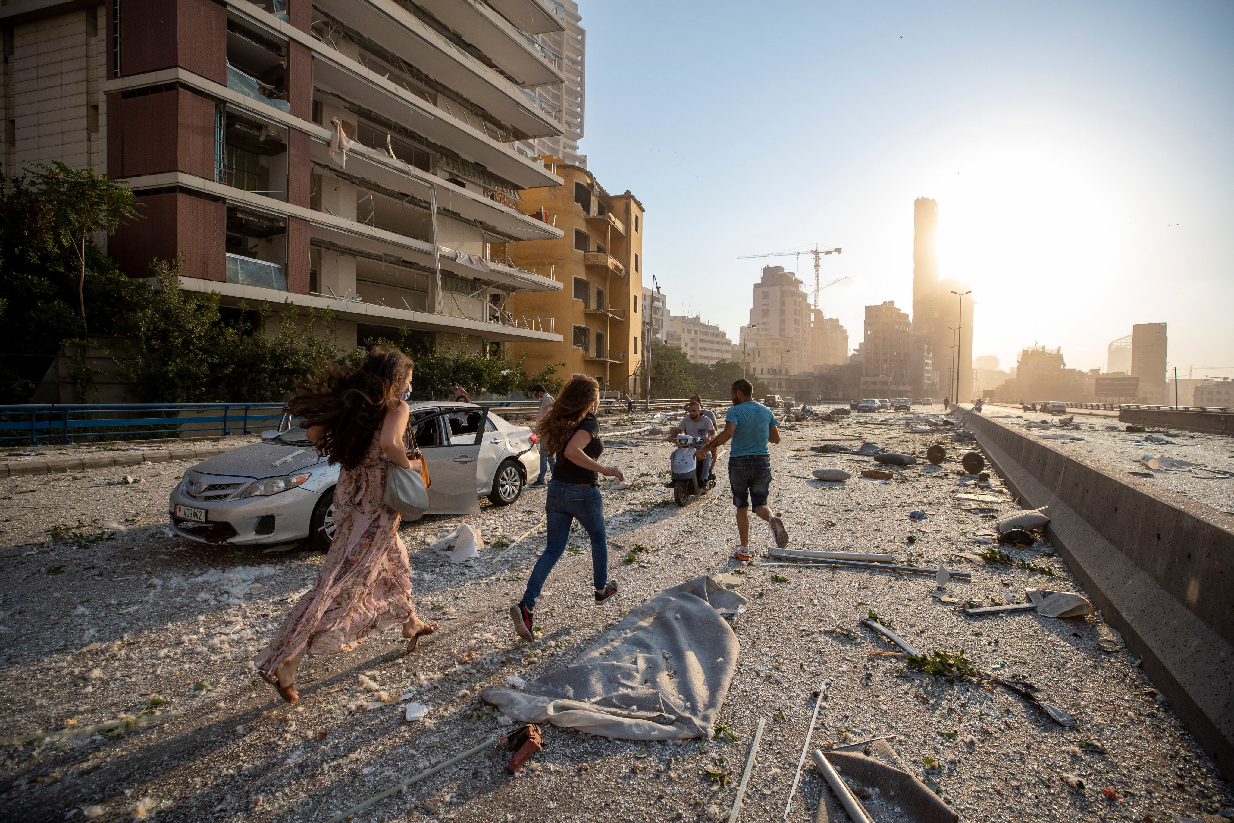 Осколки, тела погибших и пожары. Опубликованы фото и видео жутких последствий взрывов в Бейруте. Фото: Твиттер