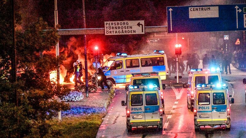 В шведском городе Мальме после сожжения Корана праворадикалами начались массовые беспорядки. Фото: Twitter