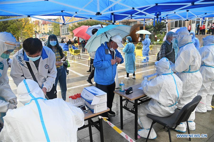 Власти Китая за 4 дня проверили на коронавирус почти все 11 миллионов жителей города Циндао. Фото: news.cn