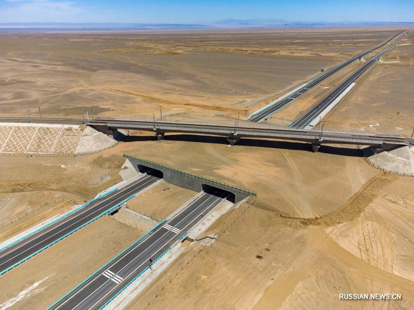 В Китае открыли самую длинную в мире скоростную трассу, проходящую через пустыню. Фото