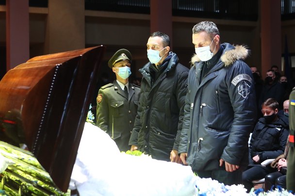 На похороны отца Суркисов пришли Ахметов и Коломойский. Фото: ФК "Динамо"
