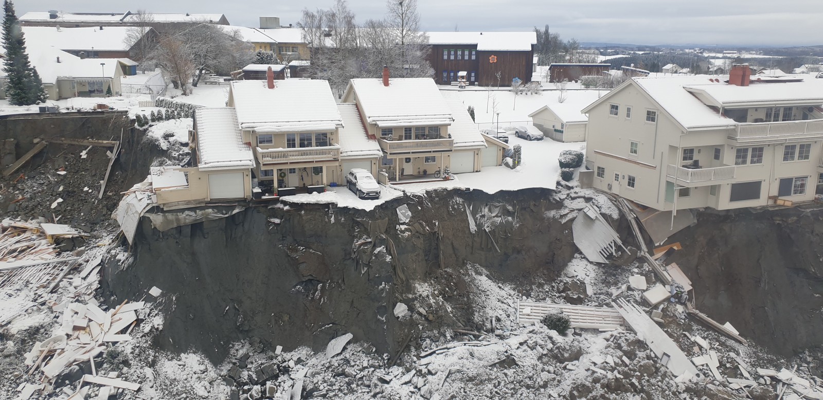 В Норвегии спасатели второй день ищут под завалами жертв гигантского оползня. Фото: NRK