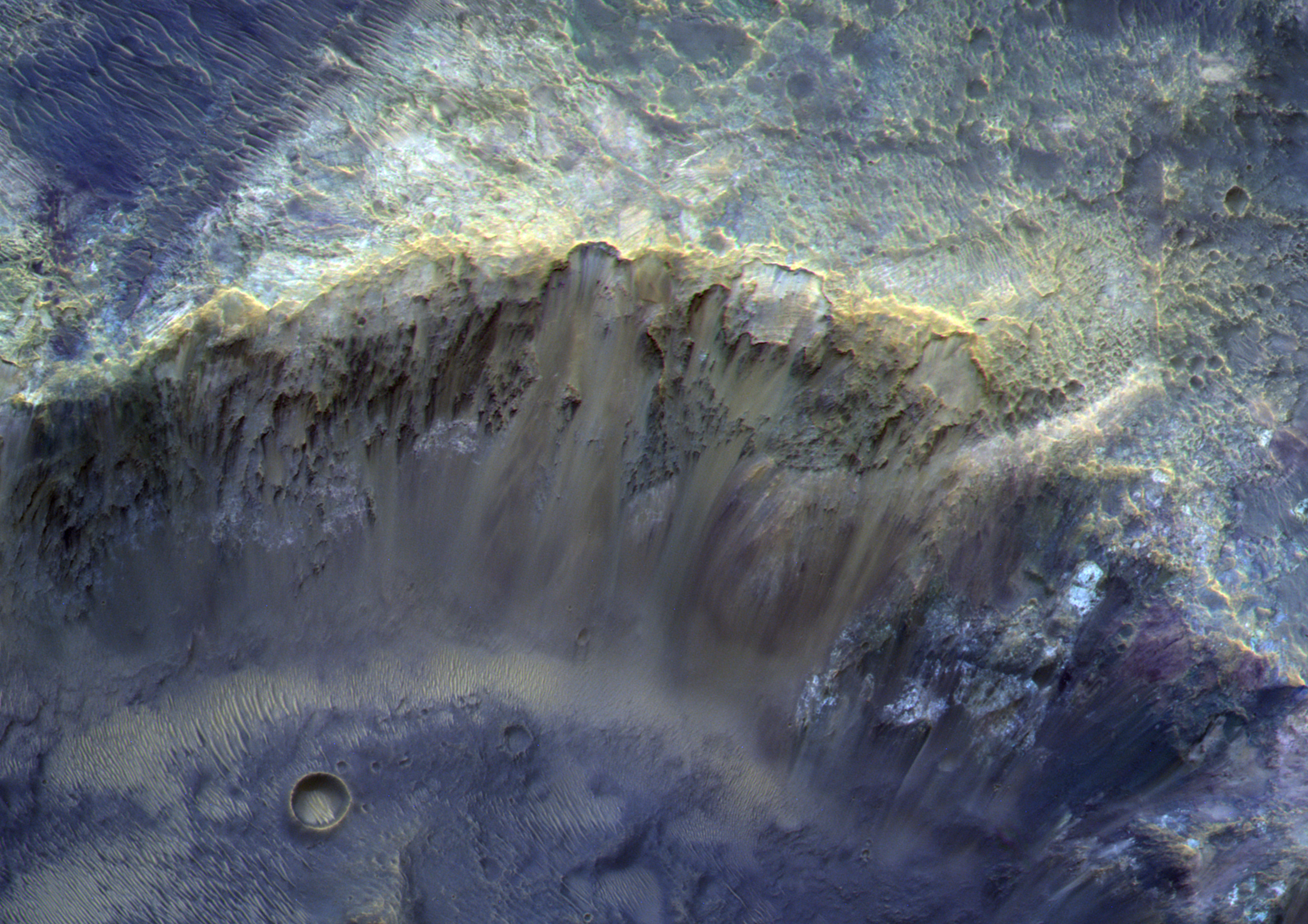 Появилось фото разноцветного марсианского кратера. Фото: Роскосмос