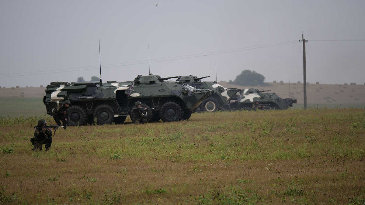 Белорусские военные отрабатывают ликвидацию противника, который вторгся с Запада. Фото: Минобороны Беларуси