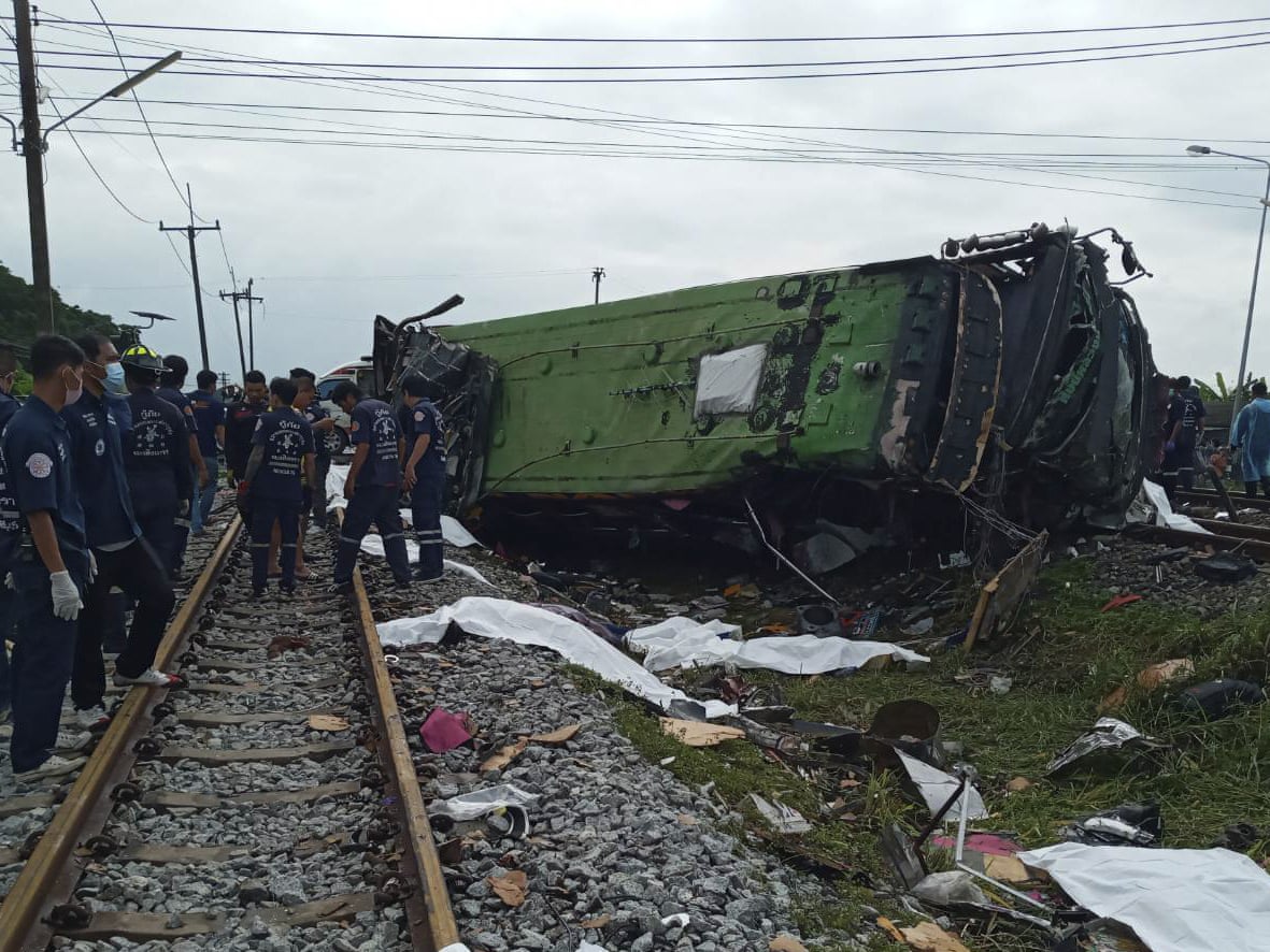 В Таиланде при столкновении поезда с автобусом погибли десятки людей. Фото: Новости Паттайи