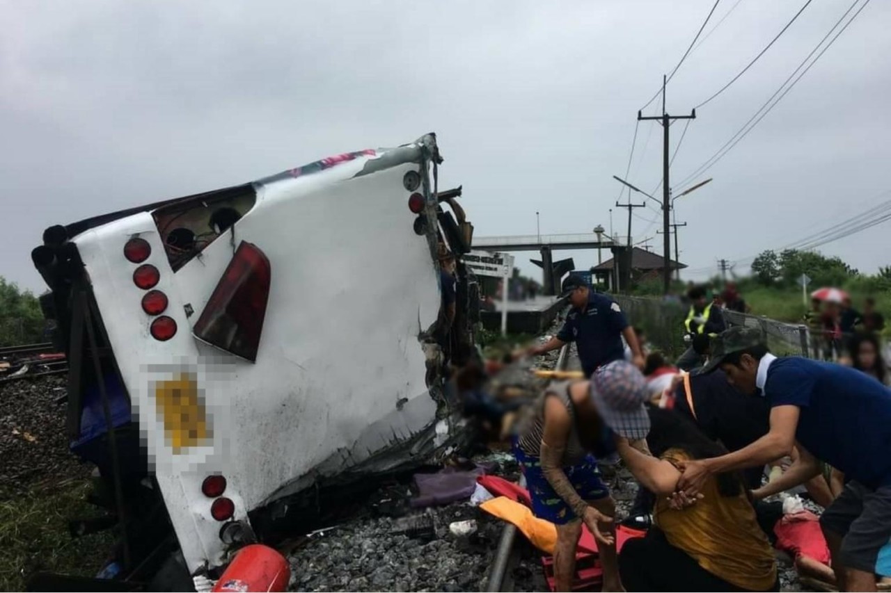 В Таиланде при столкновении поезда с автобусом погибли десятки людей. Фото: Новости Паттайи