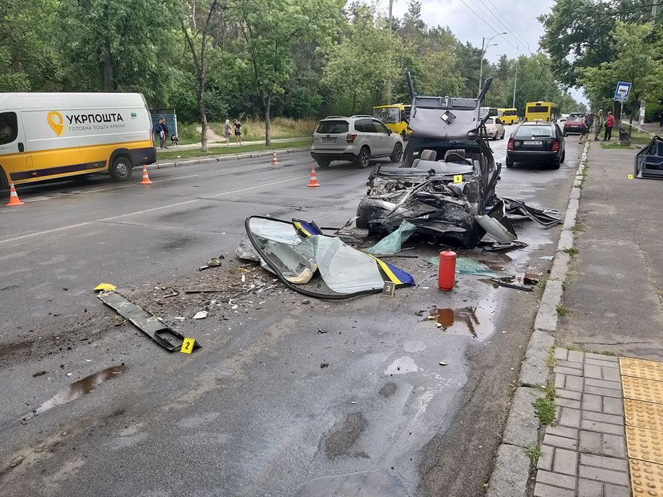 В страшном ДТП в Киеве при столкновении Mercedes и маршрутки пострадавшие остались без конечностей и глаз. Фото: Павел Дыба