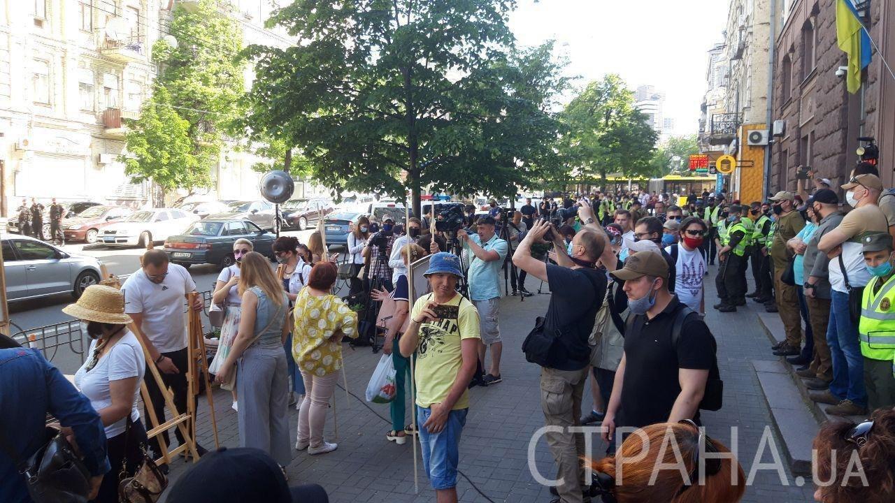 Под зданием ГБР сторонники Порошенко расставили карикатуры на Зеленского, Венедиктову и Коломойского. Фото: Страна