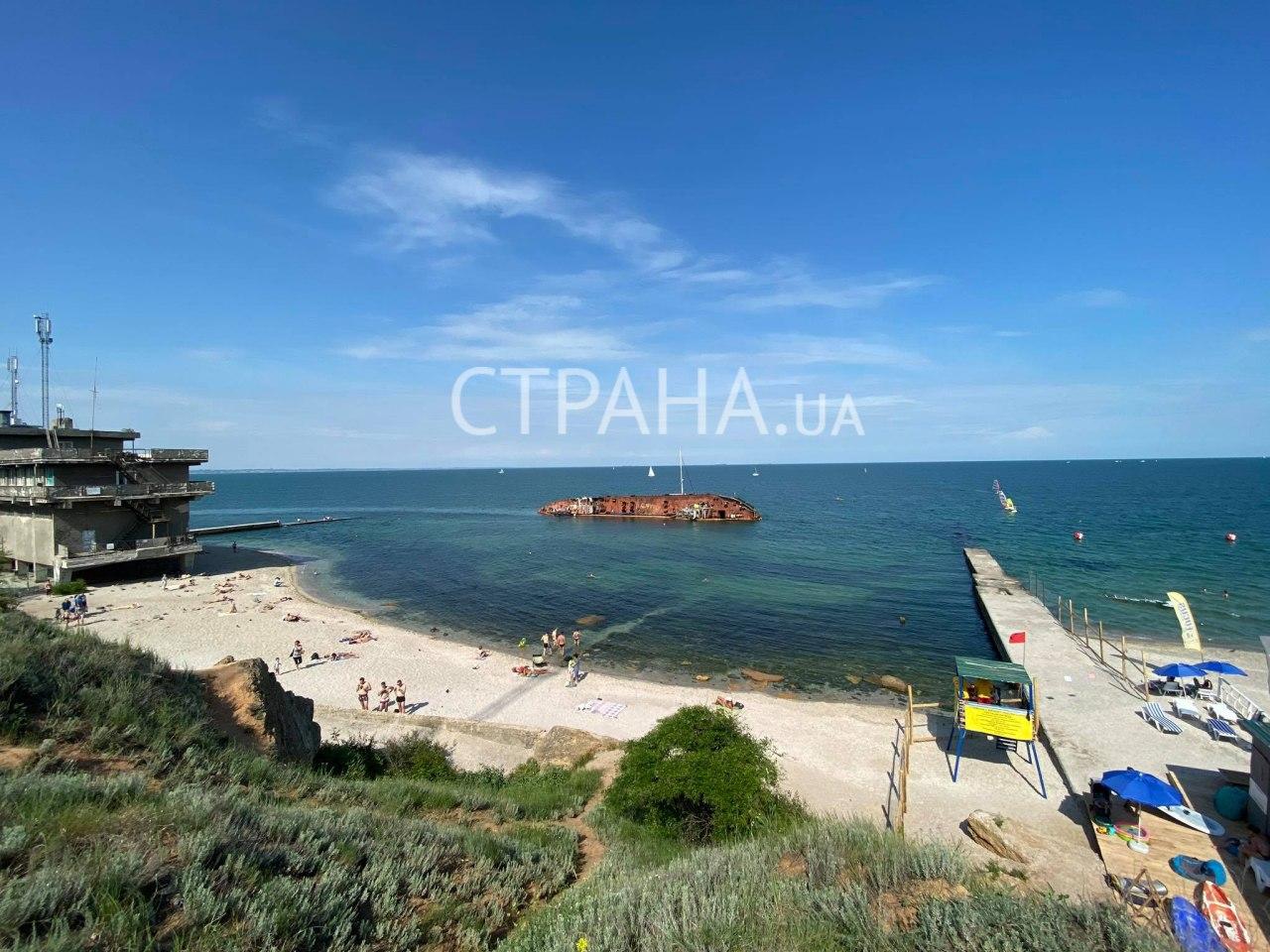Появились фото с туристами на фоне токсичного танкера Delfi в Одессе. Фото: Страна