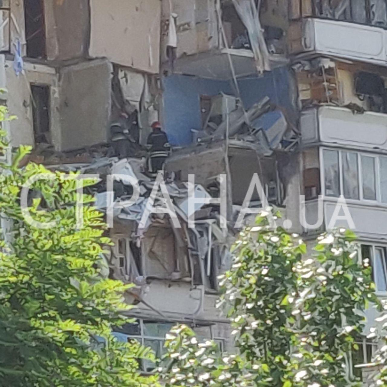 "Везде сильный запах газа". Появились фото и видео с места взрыва многоэтажки в Киеве. Фото: Страна