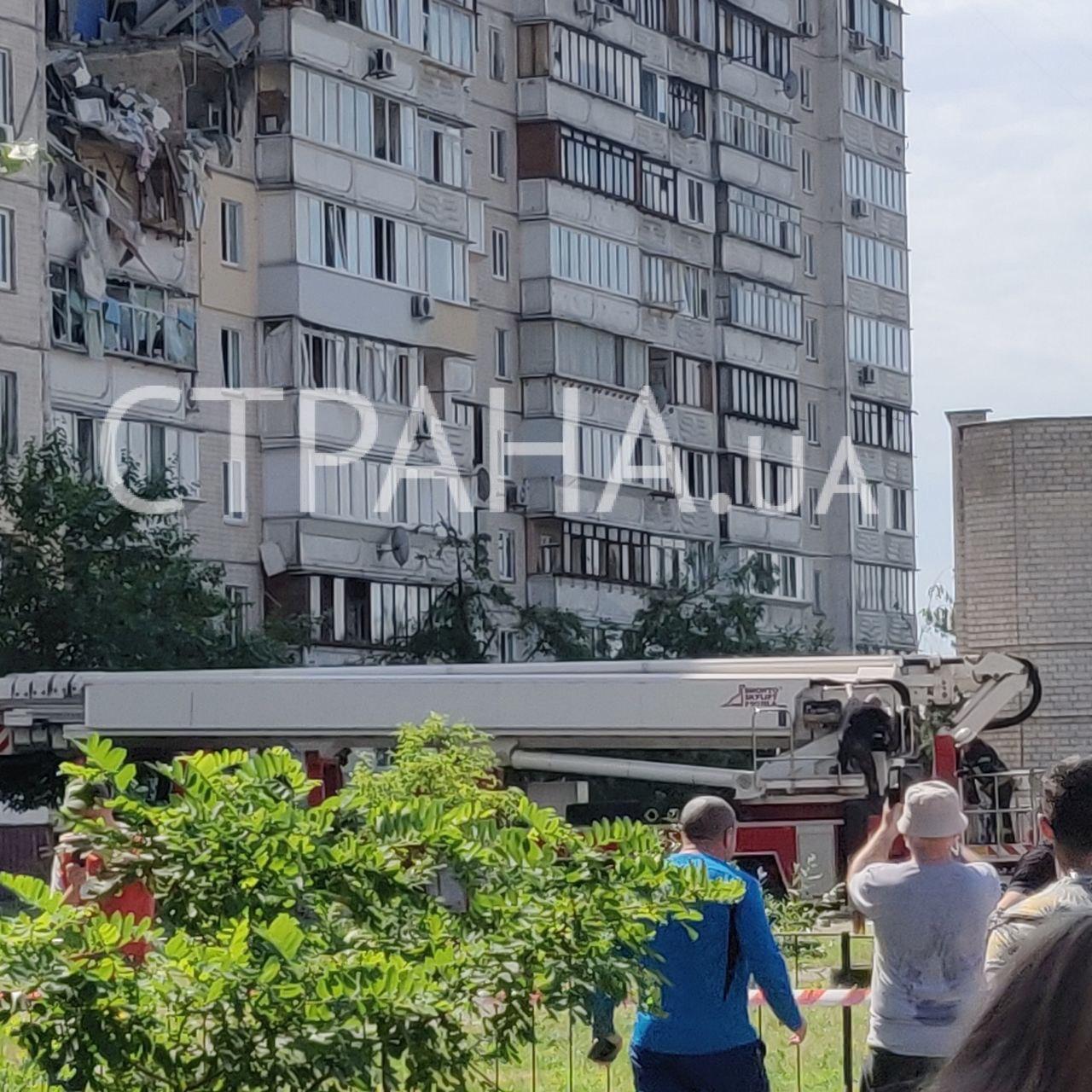 "Везде сильный запах газа". Появились фото и видео с места взрыва многоэтажки в Киеве. Фото: Страна