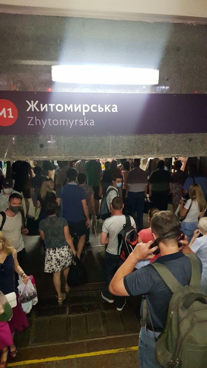 В Киеве из-за звонка "минера" закрыли три станции метро. Фото: Страна