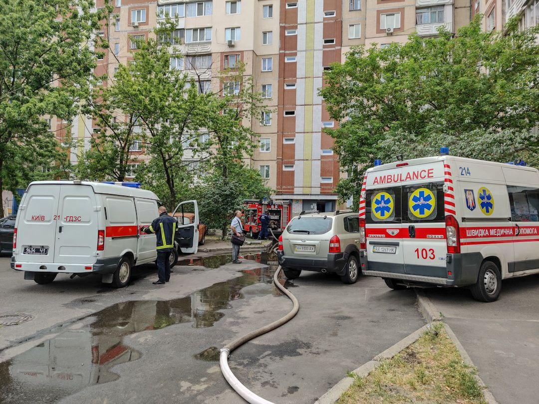 В Киеве спасатели потушили пожар в многоэтажке, из-за которого погибла пожилая женщина с инвалидностью. Фото: ГСЧС