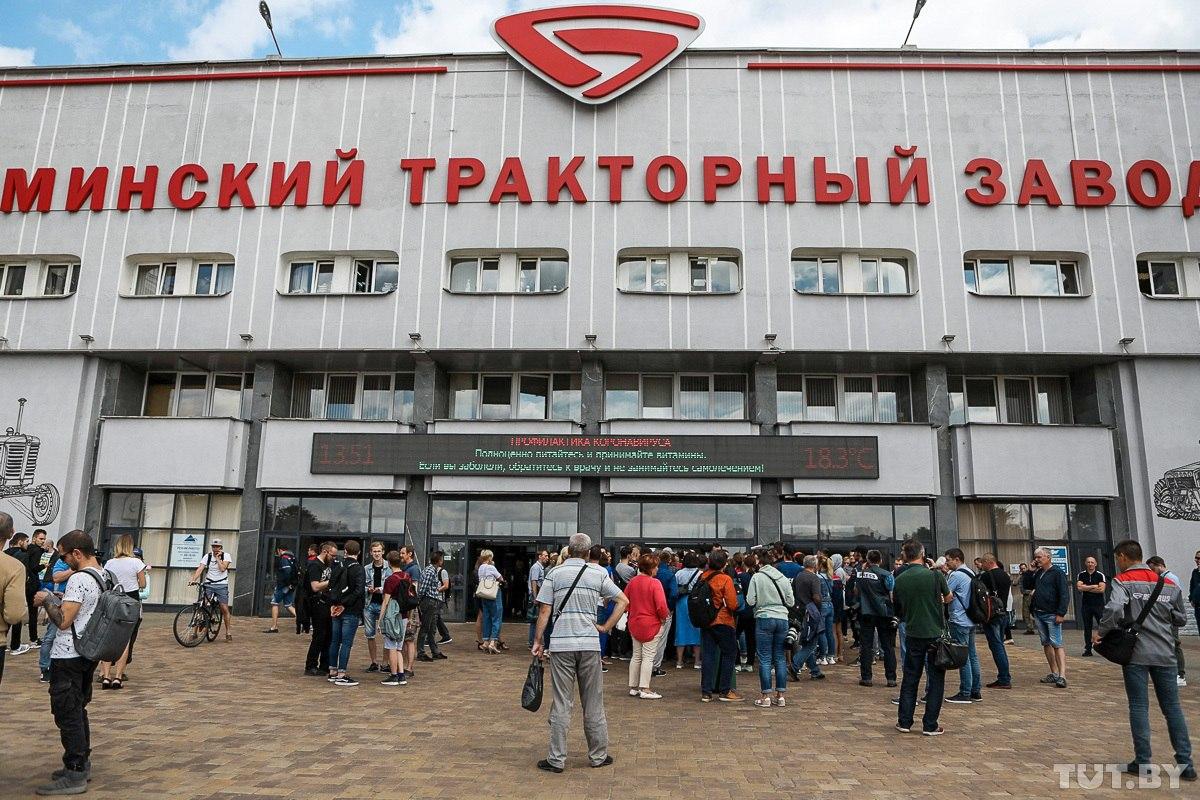 На забастовку против Лукашенко вышли тысячи рабочих Минского тракторного завода. Фото: tut.by