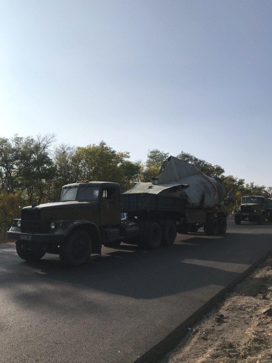 Обломки разбившегося в Чугуеве АН-26 транспортируют в воинскую часть Харькова. Скриншот: Украина 24