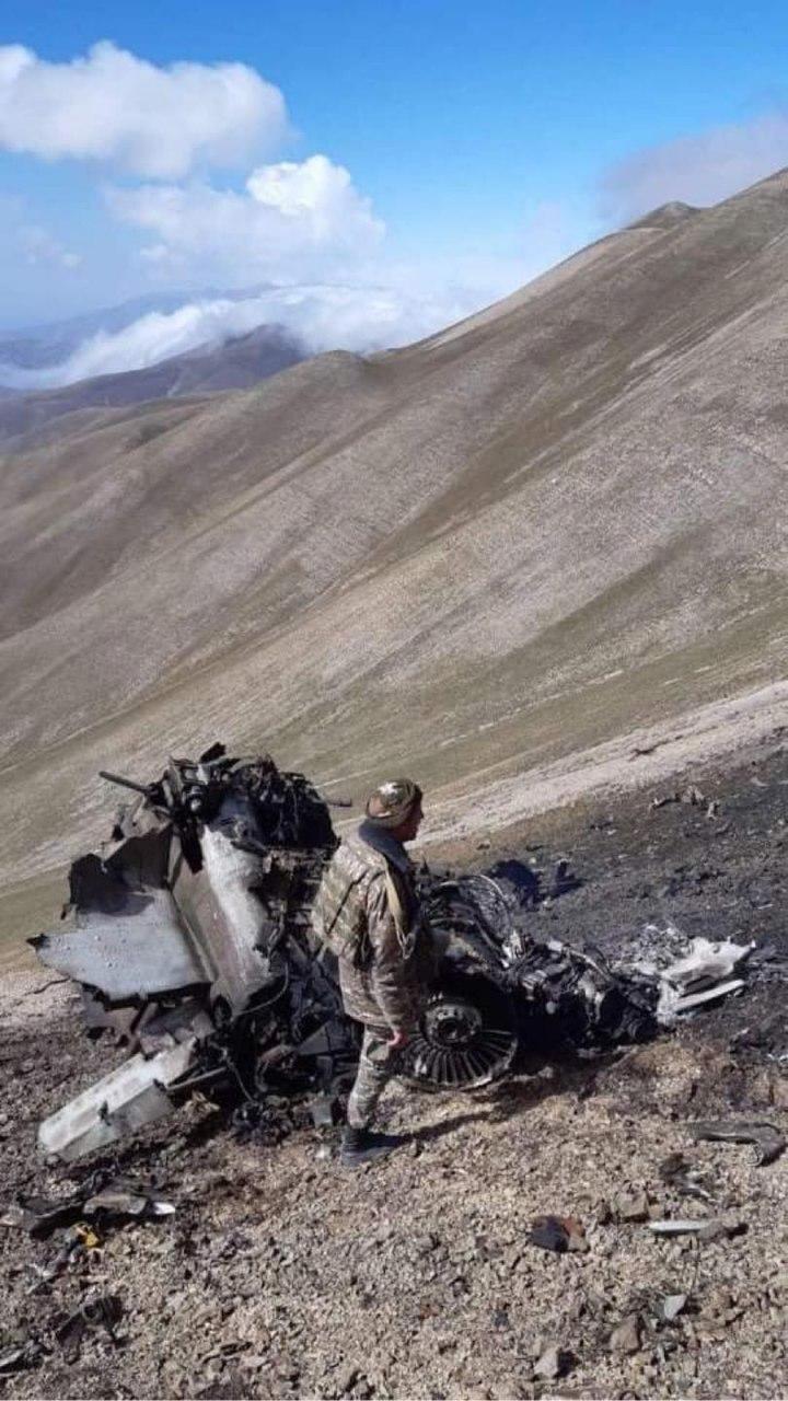 Минобороны Армении показало фото уничтоженного штурмовика Су-25. Азербайджан заявил, что он разбился о гору. Фото: Минобороны Армении