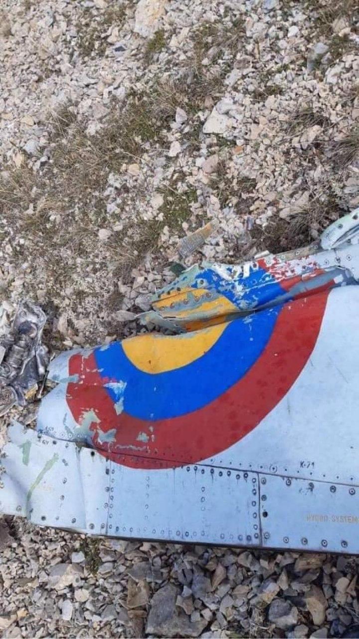 Минобороны Армении показало фото уничтоженного штурмовика Су-25. Азербайджан заявил, что он разбился о гору. Фото: Минобороны Армении