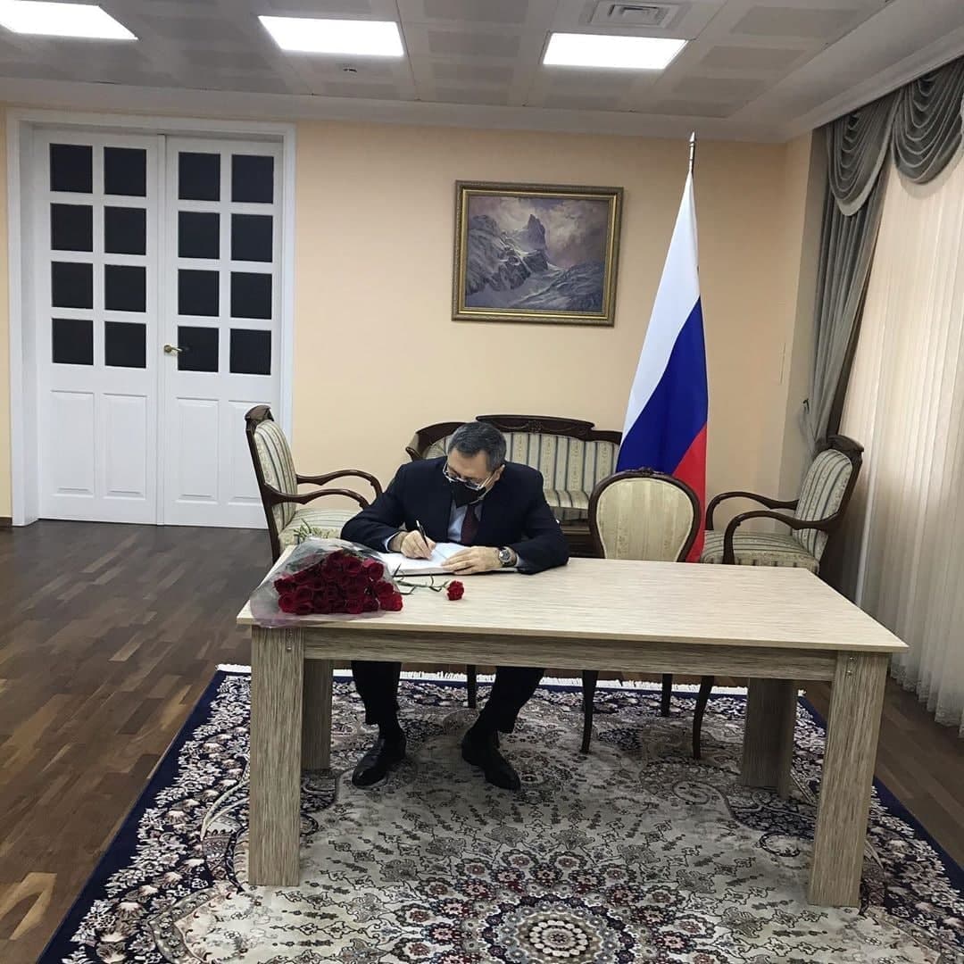 Азербайджанские чиновники лично пришли в российское посольство просить прощения за сбитый Ми-24. Фото:  Риа Новости