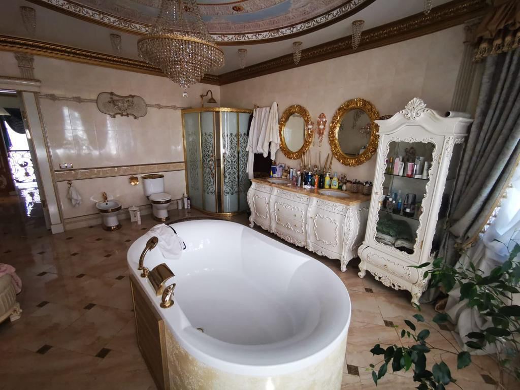 В России задержали банду сотрудников ГИБДД. В доме у ее главаря обнаружили золотой туалет