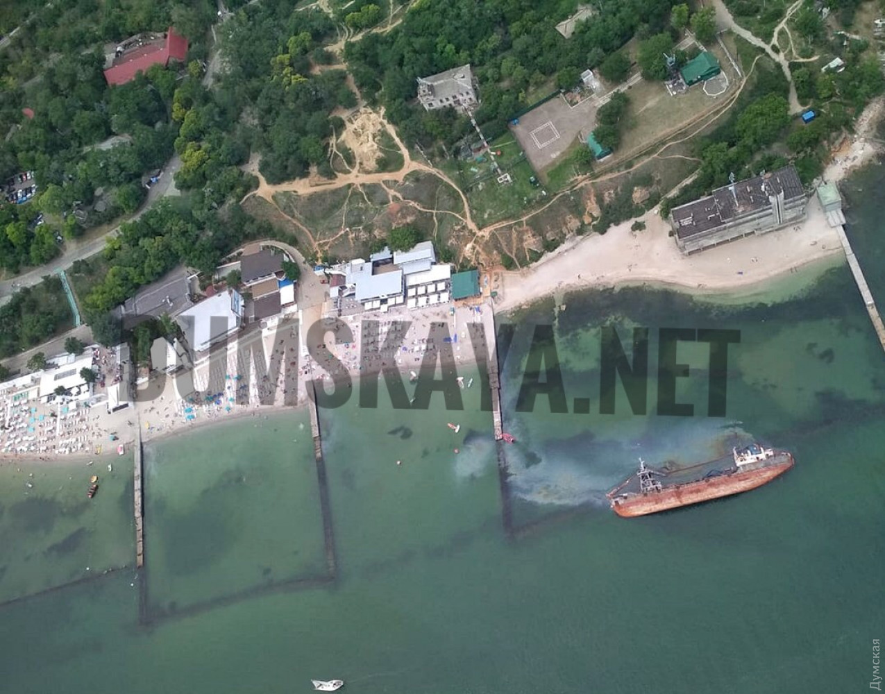 В Одессе топливо из танкера Delfi вылилось в море неподалеку от пляжа "Дельфин". Фото: Думская