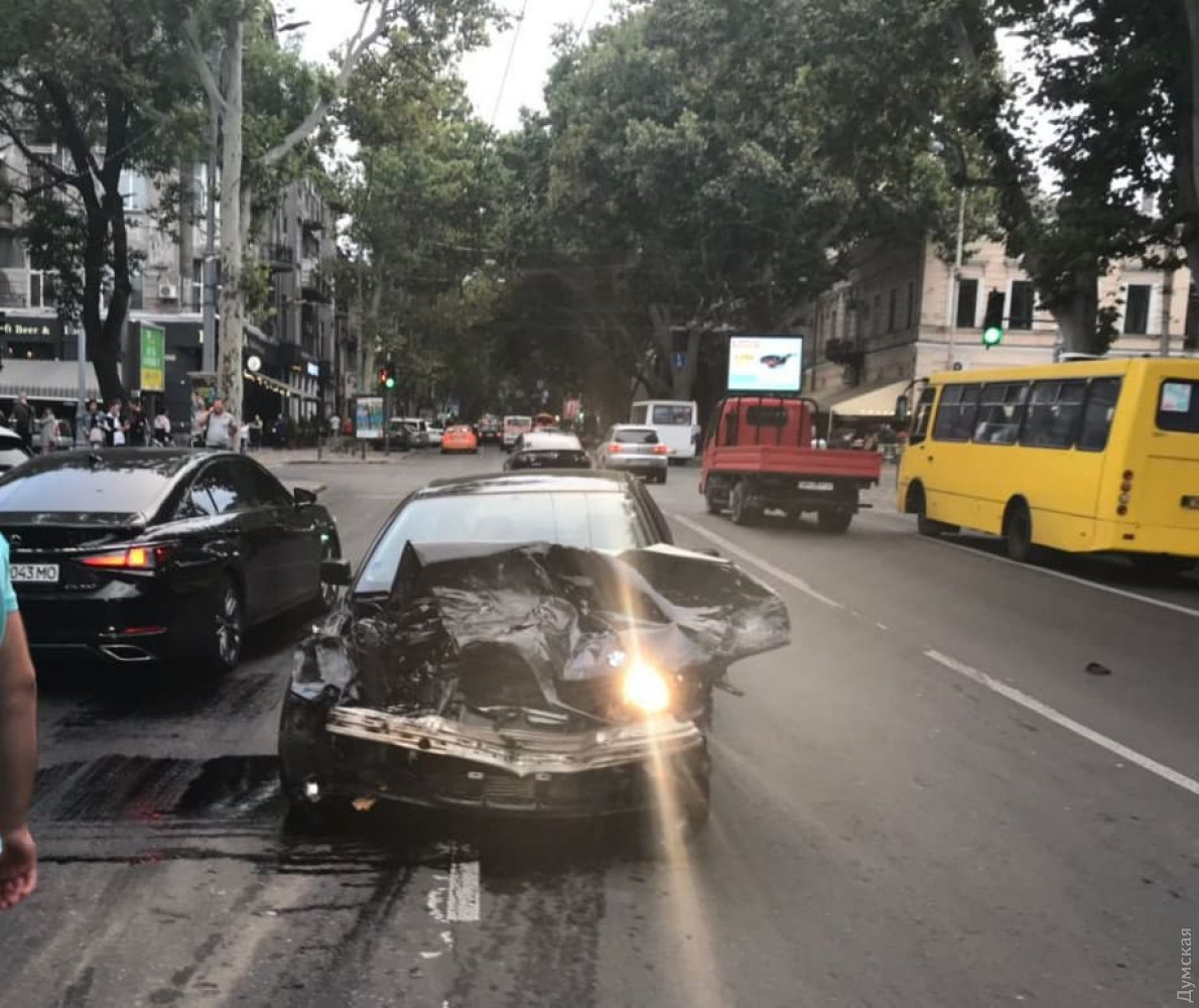 В Одессе 18-летний парень на BMW врезался в четыре машины, пострадал пешеход. Фото: Думская