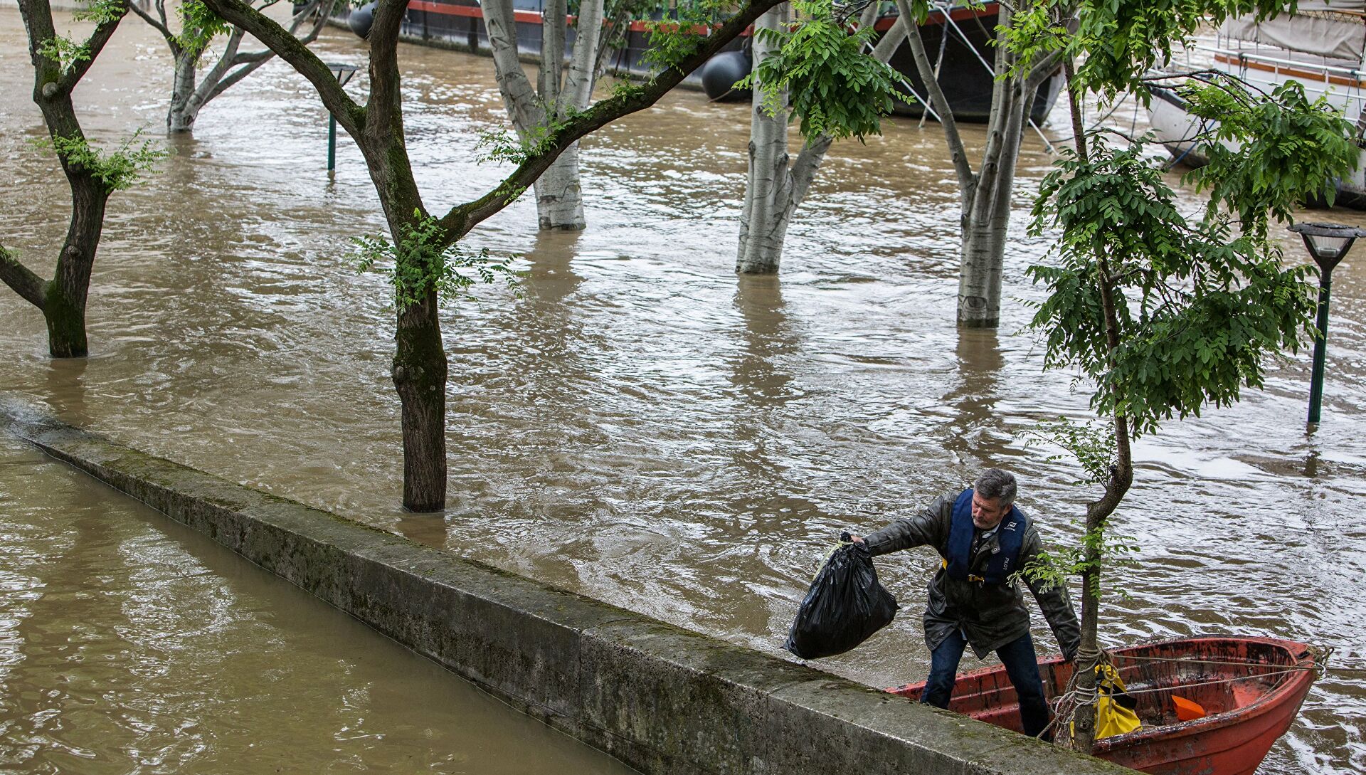 Наводнение в Германии унесло жизни более 20 человек, без света остались 200 тысяч жителей. Фото и видео