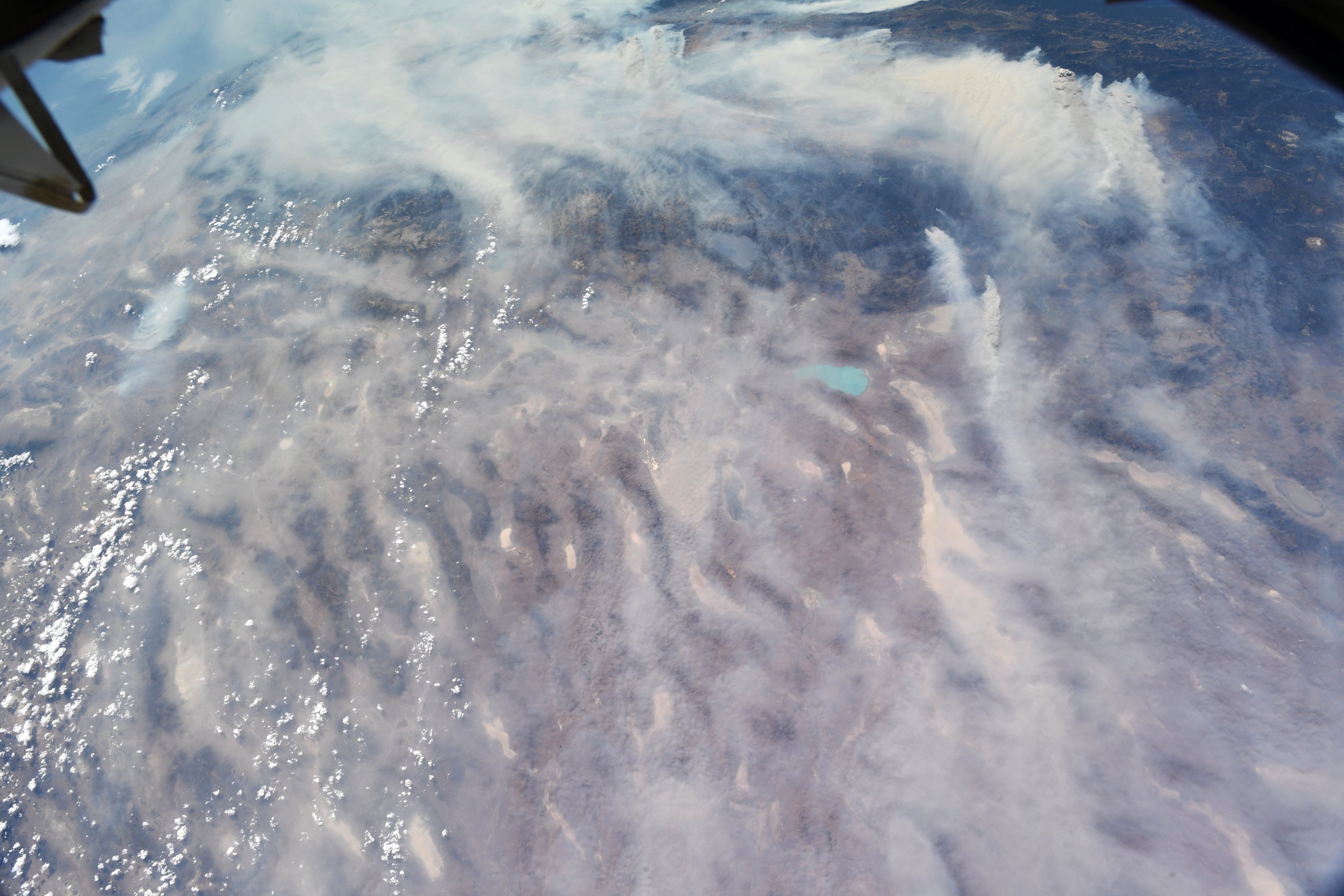 Астронавт опубликовал фото лесных пожаров в Калифорнии, сделанные с МКС. Фото: Twitter