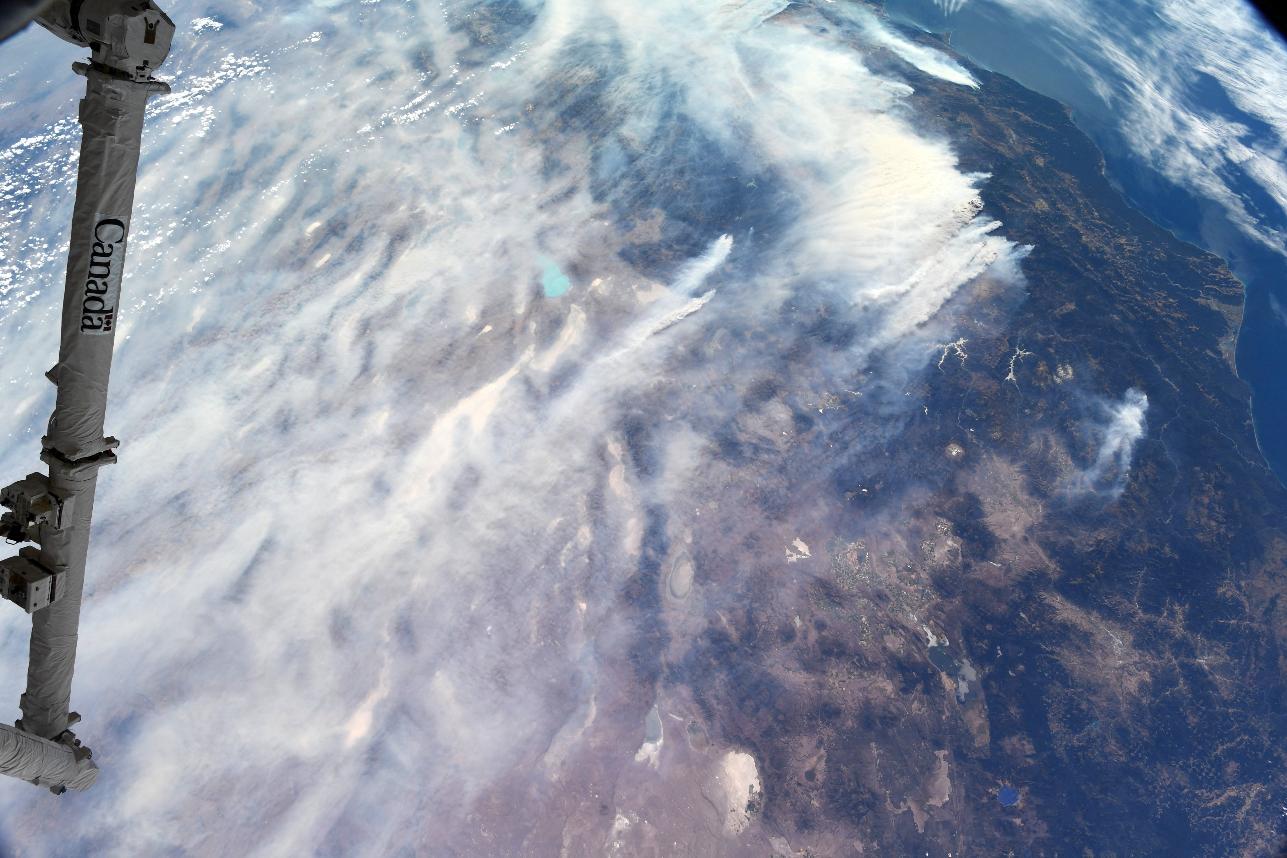 Астронавт опубликовал фото лесных пожаров в Калифорнии, сделанные с МКС. Фото: Twitter