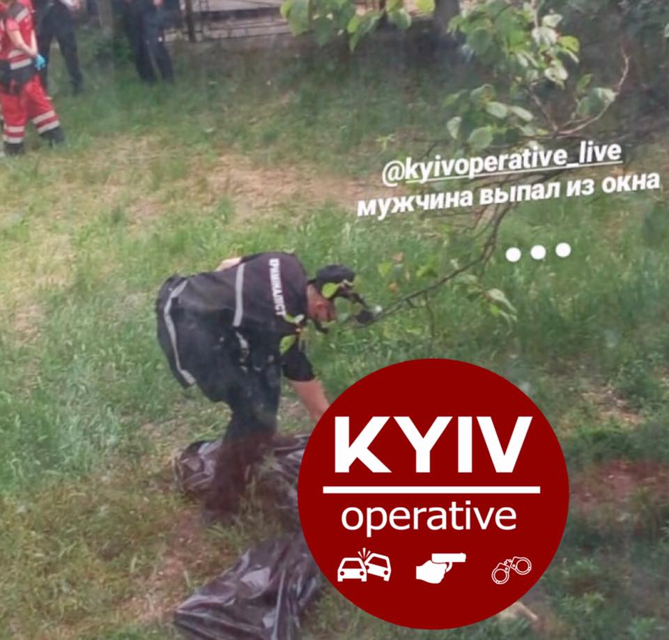 Из окна дома на Оболони выпал мужчина. Фото: Киев оперативный в Телеграм