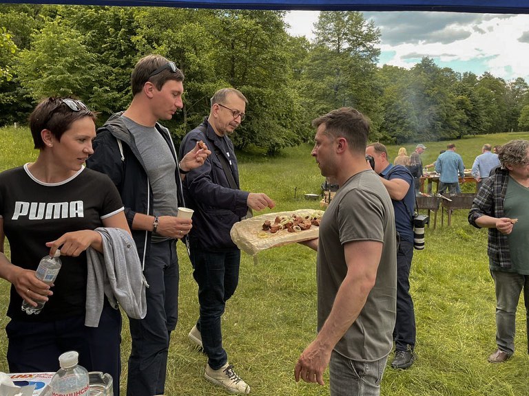 Зеленский отправился на шашлыки с журналистами по случаю их профессионального праздника. Фото